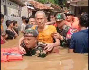 Babinsa Koramil 03/Pasar Minggu, Evakuasi LANSIA Terjebak Banjir di Pejaten Timur