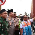 Sinergi TNI – Polri Bagikan Takjil Kepada Masyarakat