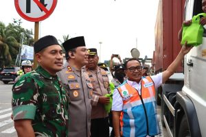 Sinergi TNI – Polri Bagikan Takjil Kepada Masyarakat