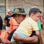 Yonif 202/Tajimalela Kerahkan Ratusan Personel dan Bangun Dapur Lapangan Bantu Korban Banjir Bekasi