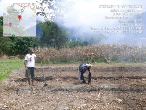 Bhabinkamtibmas Turun Langsung Bantu Membersihkan Lahan Jagung Milik Warga di Desa Jangga Toruan