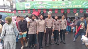 Polwan Polres Metro Jakarta Pusat Gelar Patroli di Bazar Takjil Bendungan Hilir