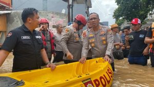 Kapolres Metro Jakarta Timur Tinjau Lokasi Banjir di Tanjung Sanyang Cawang, Banjir Kiriman Dihantam Secara Mendadak
