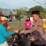 Polsek Sliyeg Bagikan Ratusan Takjil pada Pengguna Jalan, Indahnya Berbagi