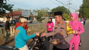 Polsek Sliyeg Bagikan Ratusan Takjil pada Pengguna Jalan, Indahnya Berbagi