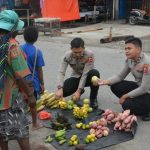 Personel Satgas Humas Damai Cartenz 2025 Dukung Pedagang Lokal di Timika Melalui Pendekatan Humanis