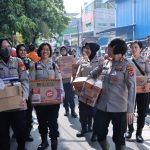 Polwan Polres Jakbar Turun ke Lokasi Banjir, Berikan Bantuan, Pemeriksaan Kesehatan hingga Trauma Healing