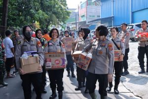 Polwan Polres Jakbar Turun ke Lokasi Banjir, Berikan Bantuan, Pemeriksaan Kesehatan hingga Trauma Healing