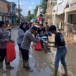 Brimob Polda Metro Jaya Bagikan Takjil untuk Warga Terdampak Banjir di Pondok Gede Permai, Bekasi
