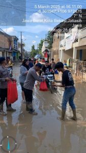 Brimob Polda Metro Jaya Bagikan Takjil untuk Warga Terdampak Banjir di Pondok Gede Permai, Bekasi