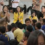 Polri Bersama Mahasiswa Beri Trauma Healing ke Korban Banjir Ciliwung