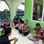 Polsek Habinsaran Berbagi Takjil dan Berbuka Puasa Bersama Warga di Mesjid Al Irsyad