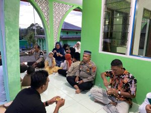 Polsek Habinsaran Berbagi Takjil dan Berbuka Puasa Bersama Warga di Mesjid Al Irsyad