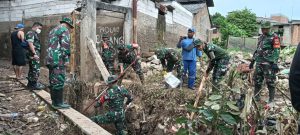 Karya Bakti Hari ke 2 Pasca Bencana Banjir Oleh Koramil 01/Jatinegara