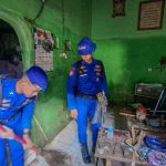 Pasca Banjir, Ditpolairud Polda Metro Jaya Bantu Warga Bersihkan Permukiman Di Jaktim