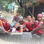 Tim SAR Batalyon D Resimen III Pasukan Pelopor Tanggap Banjir di Gunung Putri
