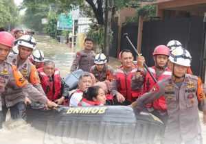 Tim SAR Batalyon D Resimen III Pasukan Pelopor Tanggap Banjir di Gunung Putri