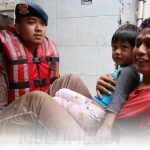 Berita Viral: Brimob Polri Tanggap Banjir di Jakarta Timur, Evakuasi Warga Secara Cepat