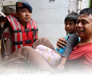 Berita Viral: Brimob Polri Tanggap Banjir di Jakarta Timur, Evakuasi Warga Secara Cepat
