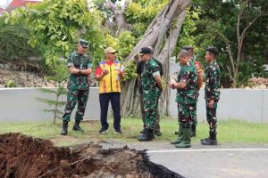 Danrem 051/Wkt Gerak Cepat Buka Akses Jalan! Jembatan Kemang Pratama Ambles Diterjang Banjir