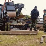 TNI AD Hadir Pasang Jembatan Bailey Tangani Dampak Bencana Banjir di Kemang Pratama, Kota Bekasi