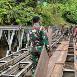 TNI Bersama Warga Perbaiki Jembatan Buka Akses Ekonomi di Papua