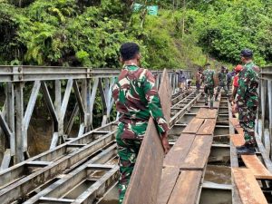 TNI Bersama Warga Perbaiki Jembatan Buka Akses Ekonomi di Papua