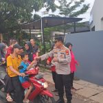 Kapolsek Duren Sawit Gelar Pembagian Takjil Bersama Ibu Bhayangkari untuk Masyarakat