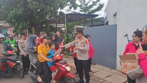 Kapolsek Duren Sawit Gelar Pembagian Takjil Bersama Ibu Bhayangkari untuk Masyarakat