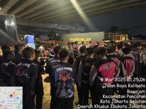 Dirikan Dapur Lapangan, Polri Bagikan 500 Porsi Makanan untuk Korban Bajir Rawajati