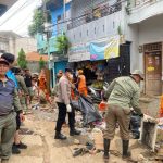 Bhabinkamtibmas Bidaracina Bersama Tiga Pilar Laksanakan Kerja Bakti Pasca Banjir di Tanjung Lengkong
