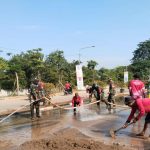 Babinsa Koramil 03/Teluk Pucung Bersama Tim BMSDA dan Zipur 11/DW Bersihkan Lumpur Pasca Banjir di Kemang Pratama