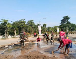 Babinsa Koramil 03/Teluk Pucung Bersama Tim BMSDA dan Zipur 11/DW Bersihkan Lumpur Pasca Banjir di Kemang Pratama