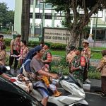 Berkah Ramadhan, Kodim 0505/JT Bersama Pramuka Saka Wira Kartika Bagikan Takjil