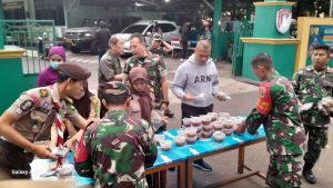 Kegiatan Pembagian Takjil Koramil-06/Kelapa Gading dan Mitra Jaya di Depan Makoramil-06/Kelapa Gading, Jakarta Utara