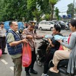 Polsek Ciracas Bagikan 200 Paket Takjil untuk Masyarakat Pengguna Jalan di Bulan Ramadhan