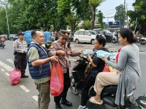 Polsek Ciracas Bagikan 200 Paket Takjil untuk Masyarakat Pengguna Jalan di Bulan Ramadhan