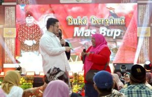 Utamakan Kepentingan Masyarakat Banyak, Mas Dhito Beri Bantuan Ibu Tukang Pijat