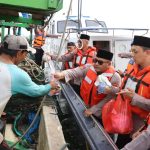 Kapolres Kepulauan Seribu Bagikan Takjil kepada Nelayan dalam Safari Ramadhan