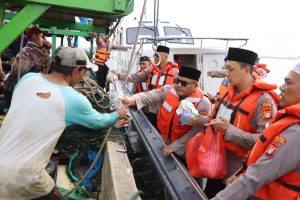 Kapolres Kepulauan Seribu Bagikan Takjil kepada Nelayan dalam Safari Ramadhan