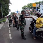 Koramil 02/Sawah Besar Bagikan Takjil kepada Warga dan Pengguna Jalan Jelang Buka Puasa