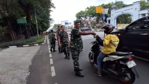 Koramil 02/Sawah Besar Bagikan Takjil kepada Warga dan Pengguna Jalan Jelang Buka Puasa