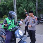 Kapolres Metro Bekasi Bagikan Takjil Kepada Pengguna Jalan Di Traffic Light Jurong