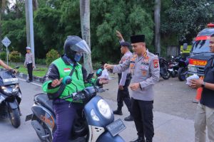 Kapolres Metro Bekasi Bagikan Takjil Kepada Pengguna Jalan Di Traffic Light Jurong