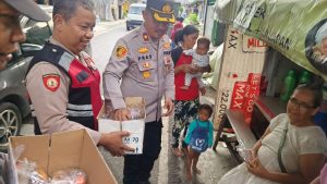 Polsek Matraman Bagikan 100 Takjil Ramadan untuk Warga Palmeriam