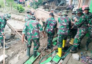 Ratusan Babinsa Kodim Bojonegoro kembali Dikerahkan ikuti Karya Bakti Lanjutan Pasca Banjir Bandang di Gondang
