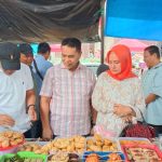 Bupati Lebong H.Azhari SH MH Berserta Istri kunjungi Penjual takjil di Depan pasar PTM