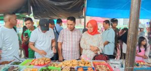 Bupati Lebong H.Azhari SH MH Berserta Istri kunjungi Penjual takjil di Depan pasar PTM