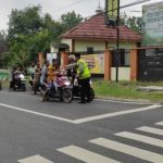 Dibulan Suci Ramadan Polsek Temayang Berbagi Takjil Untuk Pengguna Jalan