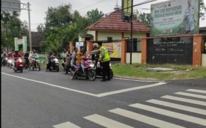 Dibulan Suci Ramadan Polsek Temayang Berbagi Takjil Untuk Pengguna Jalan